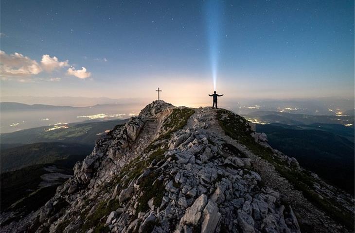 solar lighted cross