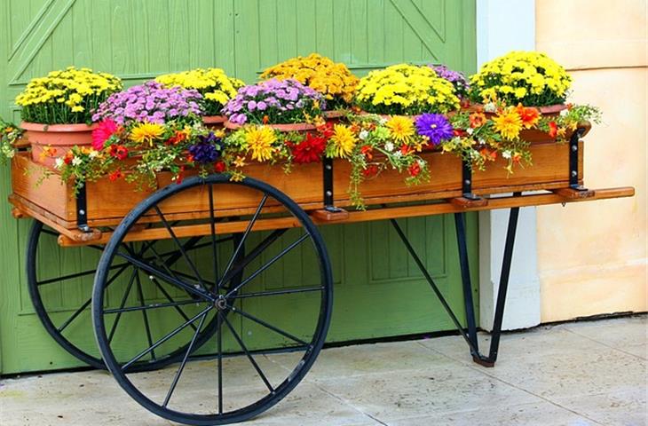 outdoor planter with solar light